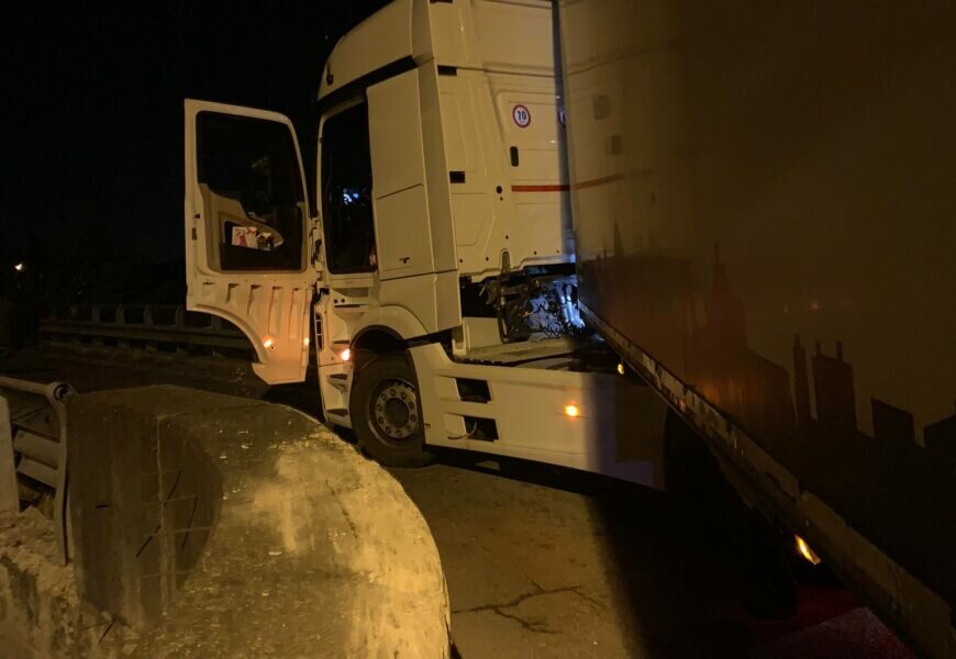Tir incastrato in strada Gherbella: una gru per rimuoverlo Tir incastrato in strada Gherbella: una gru per rimuoverlo