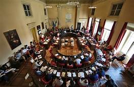 Consiglio comunale con più riunioni e più delibere
