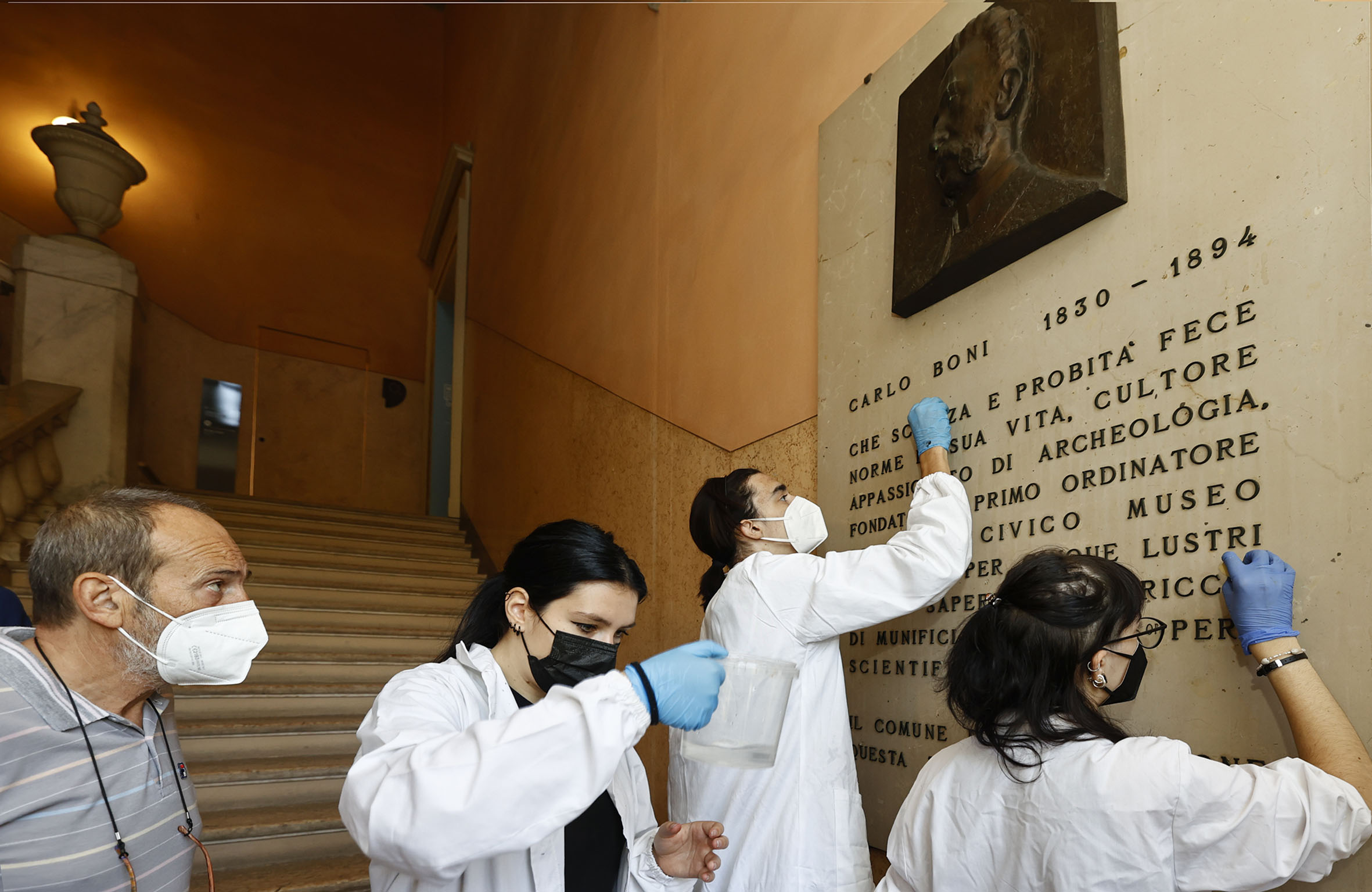 Museo civico, gli studenti puliscono la stele di Carlo Boni