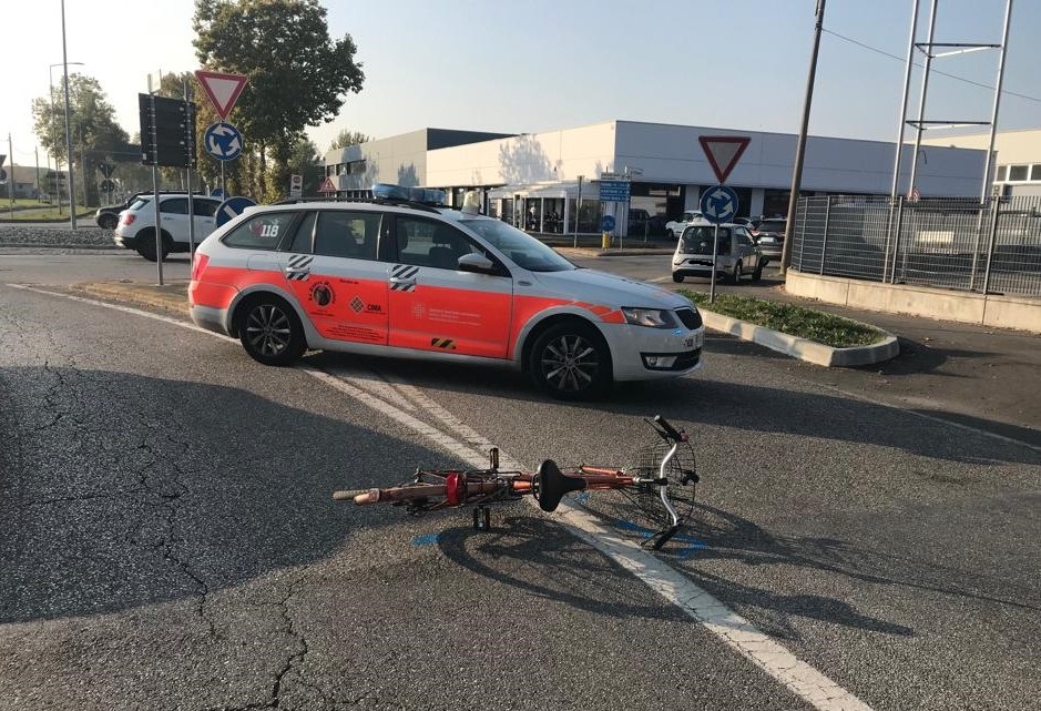  Mirandola / Incidente in viale Gramsci, ciclista investito da un’auto