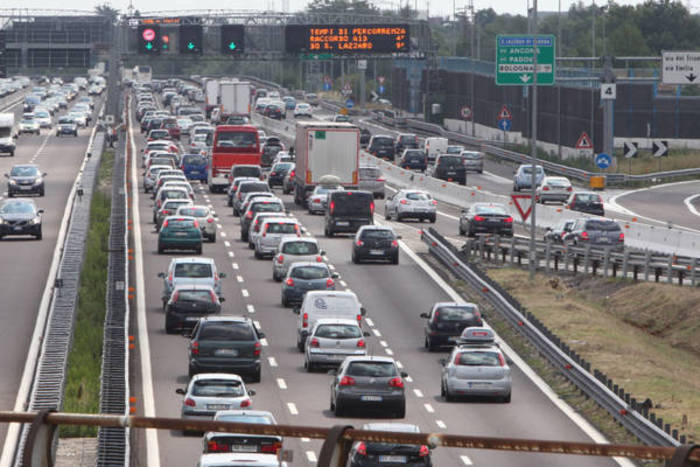  Modena, A1 chiusa per incidente: è caos in città