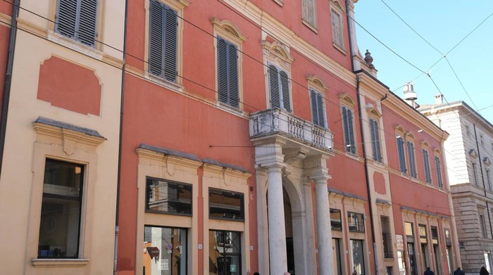  Palazzo via Bonacorsa, intervento su finestre e cornicione