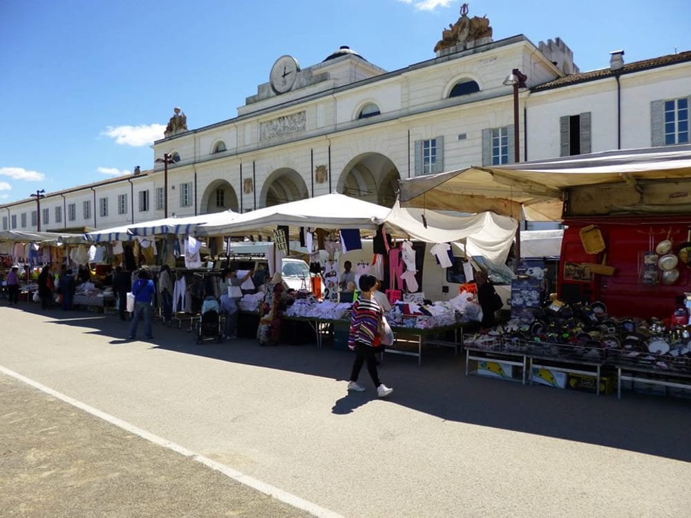  Assembramenti al mercato Novi Sad, due banchi sanzionato