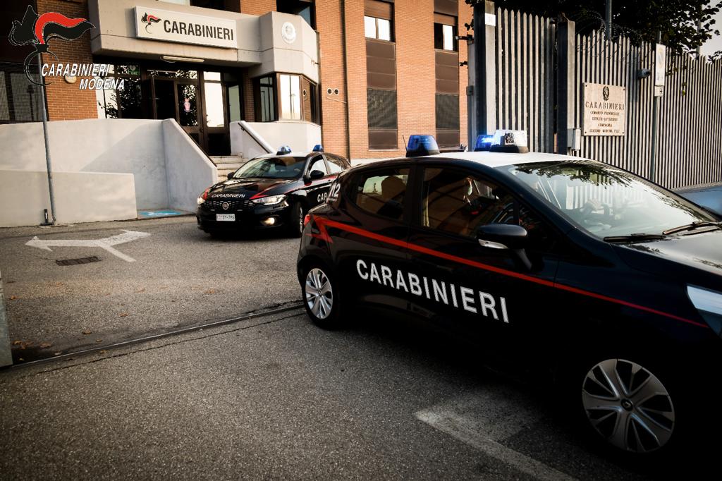  Forzano il posto di controllo dei Carabinieri dandosi alla fuga e fanno un incidente.