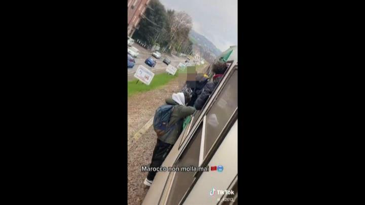  Appesi ai treni in corsa: sanzionati e denunciati due minorenni di Sassuolo