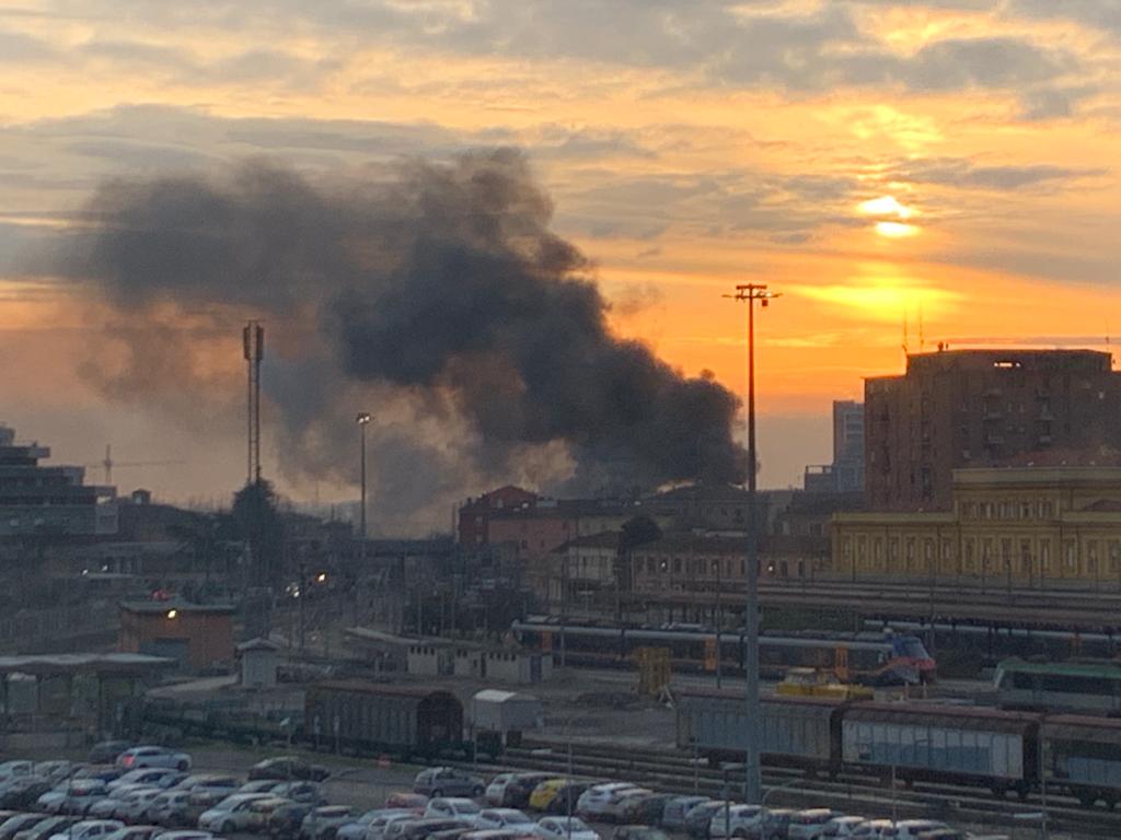  Modena, bus in fiamme sul cavalcavia Mazzoni: nessun ferito