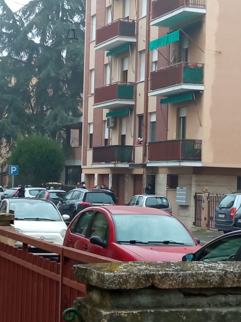  Castelfranco Emilia / Aggredì carabinieri e vigili dopo lo sfratto: arrestato e processato (video)