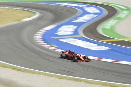  Leclerc e Sainz davanti alla nuova Ferrari F1: “Mamma mia, è bellissima”