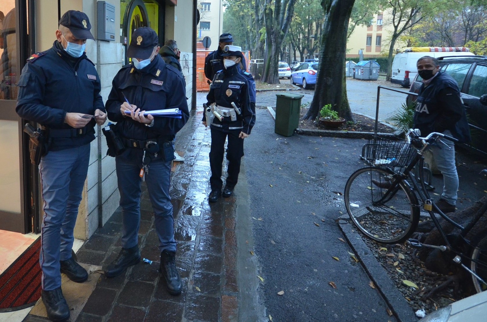  Controlli della Polizia nei parchi e aree sensibili, denunciato l’avventore di un bar al Novi Sad