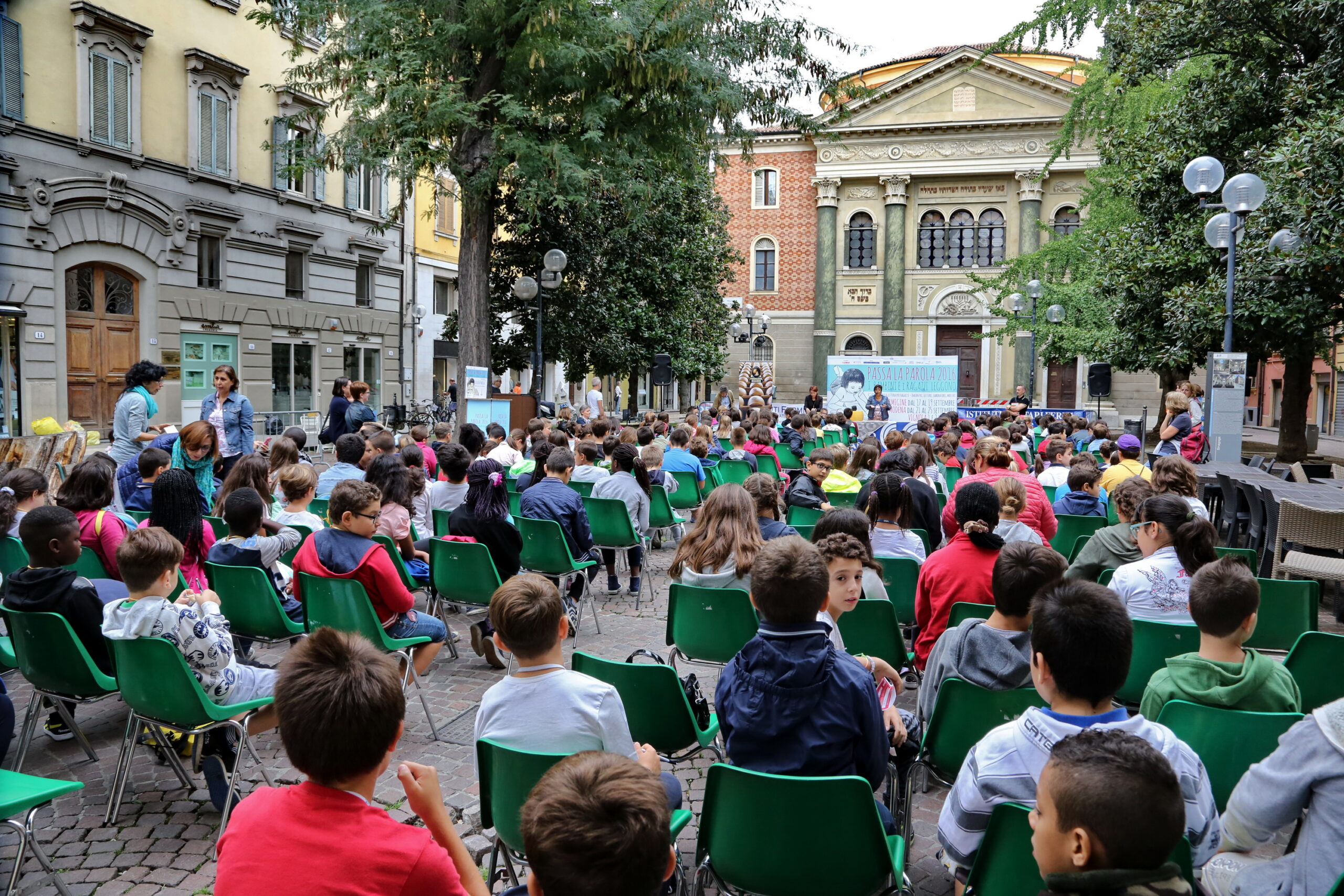  In Piazza Mazzini i ragazzi leggono con ‘Passa la parola’