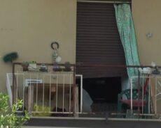 incidente domestico in via Pagliani: donna cade dal balcone del terzo piano e muore