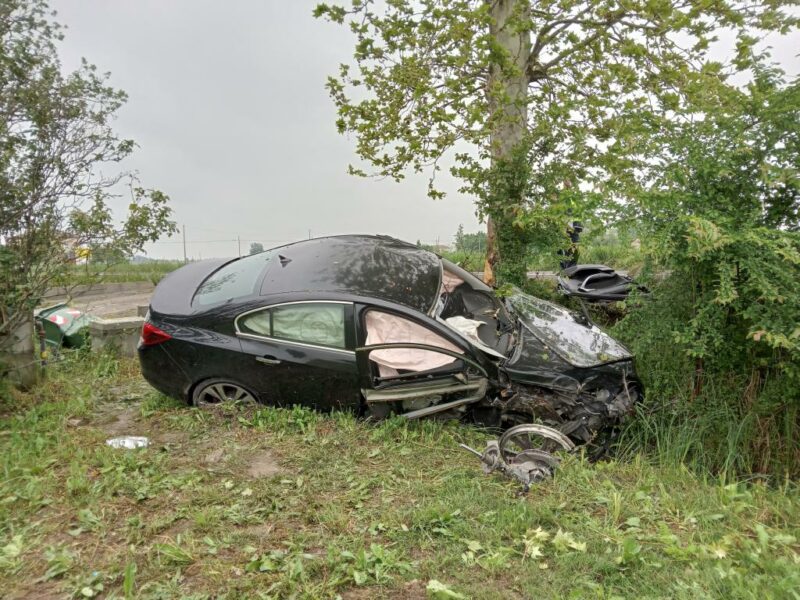  Camposanto / Quattro operai feriti in un incidente stradale, uno è grave