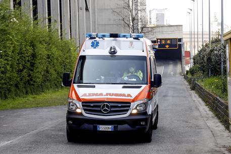  Modena, in gravi condizioni uomo caduto dal monopattino in via Finlandia