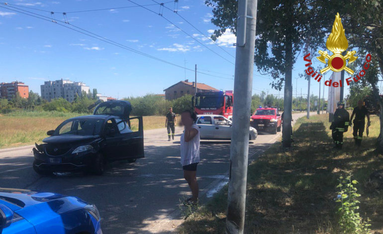  Incidenti stradali: auto finisce contro un palo, frontale alle porte di Castelfranco