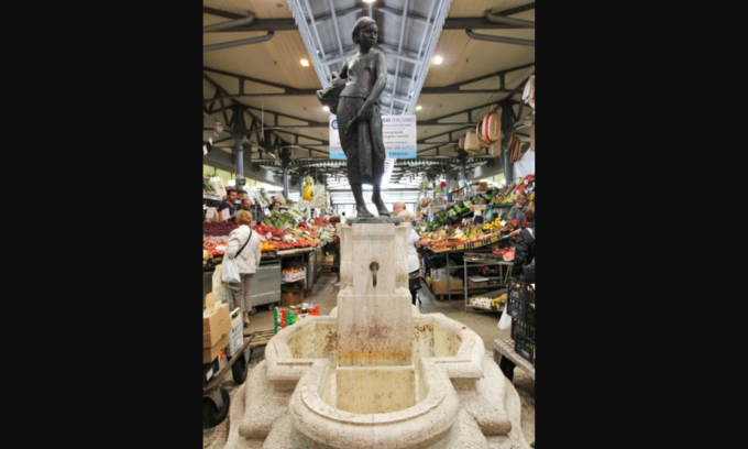 Al mercato Albinelli scoperta la fontana restaurata (video)