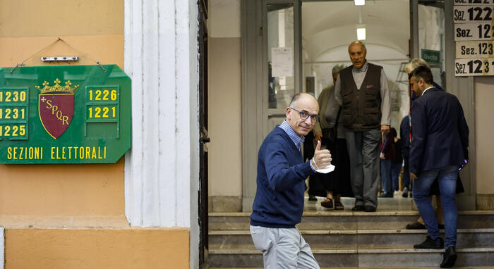  Elezioni / Italiani alle urne: alle 12 ha votato il 18,39%