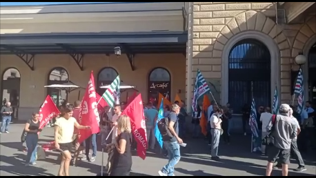 Sciopero treni, lavoratori in presidio davanti alla stazione contro le aggressioni al personale (video)