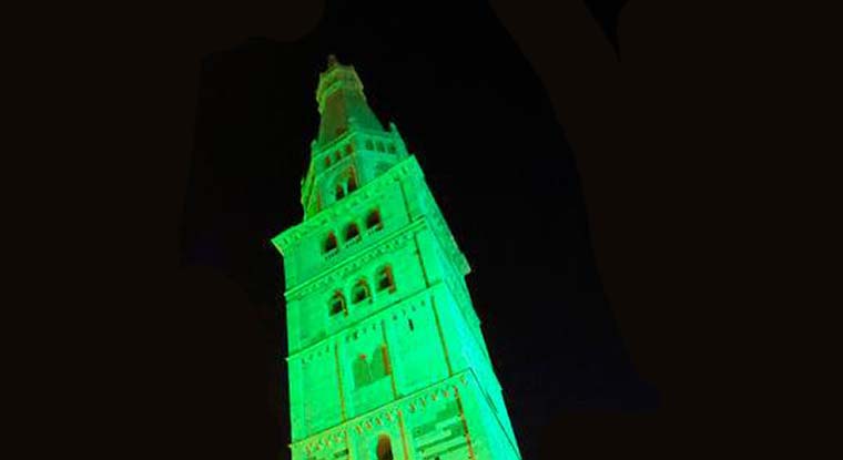  La Ghirlandina illuminata di verde contro la pena di morte