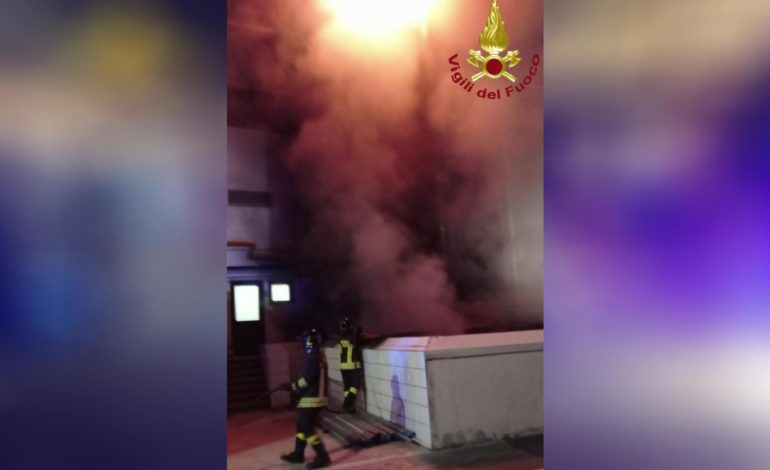  Castelnuovo / Incendio in una ditta di lavorazione carni, danni ingenti