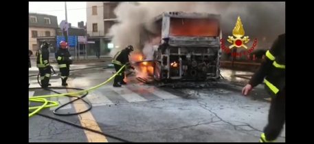  Sestola / Bus va in fiamme, nessun ferito