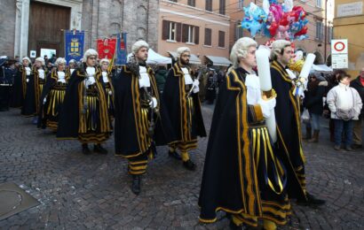 Festa San Geminiano (1) / Torna il corteo con offerta dei ceri votivi