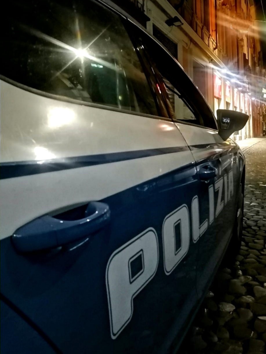  Ubriaco infrange vetrina in centro storico, denunciato