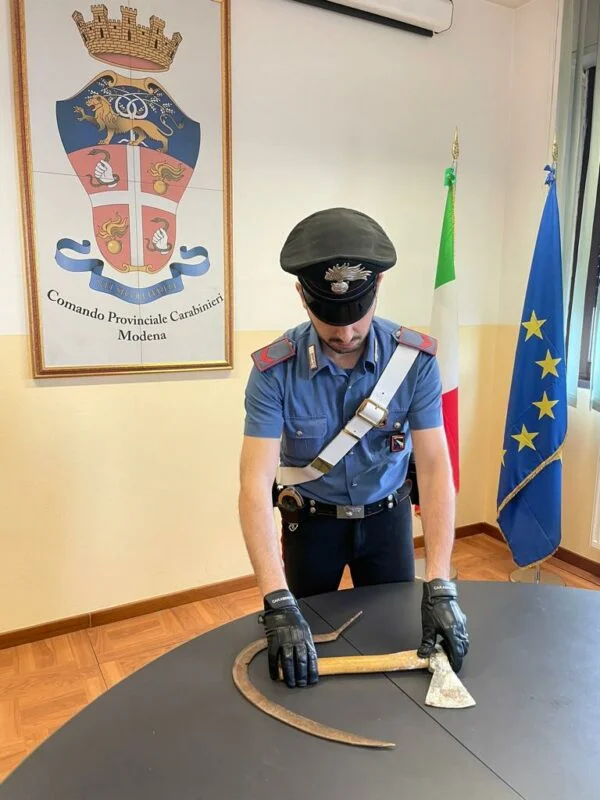  Denunciato dai carabinieri per possesso di armi improprie.