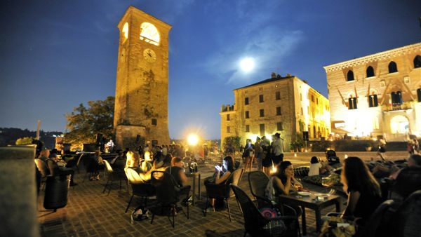  Castelvetro / Giovedi ritorna in centro storico ‘Calici di stelle’