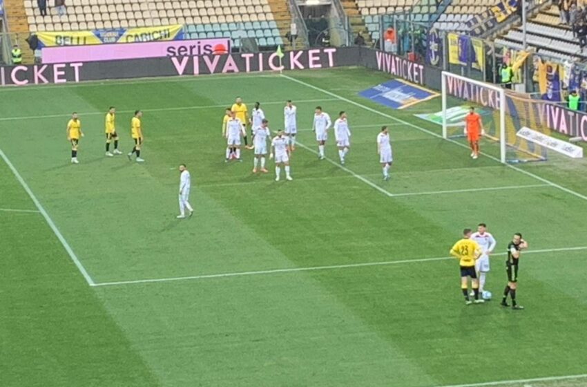  Como-Parma 1-1, il Venezia torna secondo. Vola il Catanzaro, il Palermo spreca. Classifica