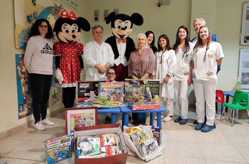  Minnie e Topolino portano doni al reparto di Pediatria del Policlinico di Modena