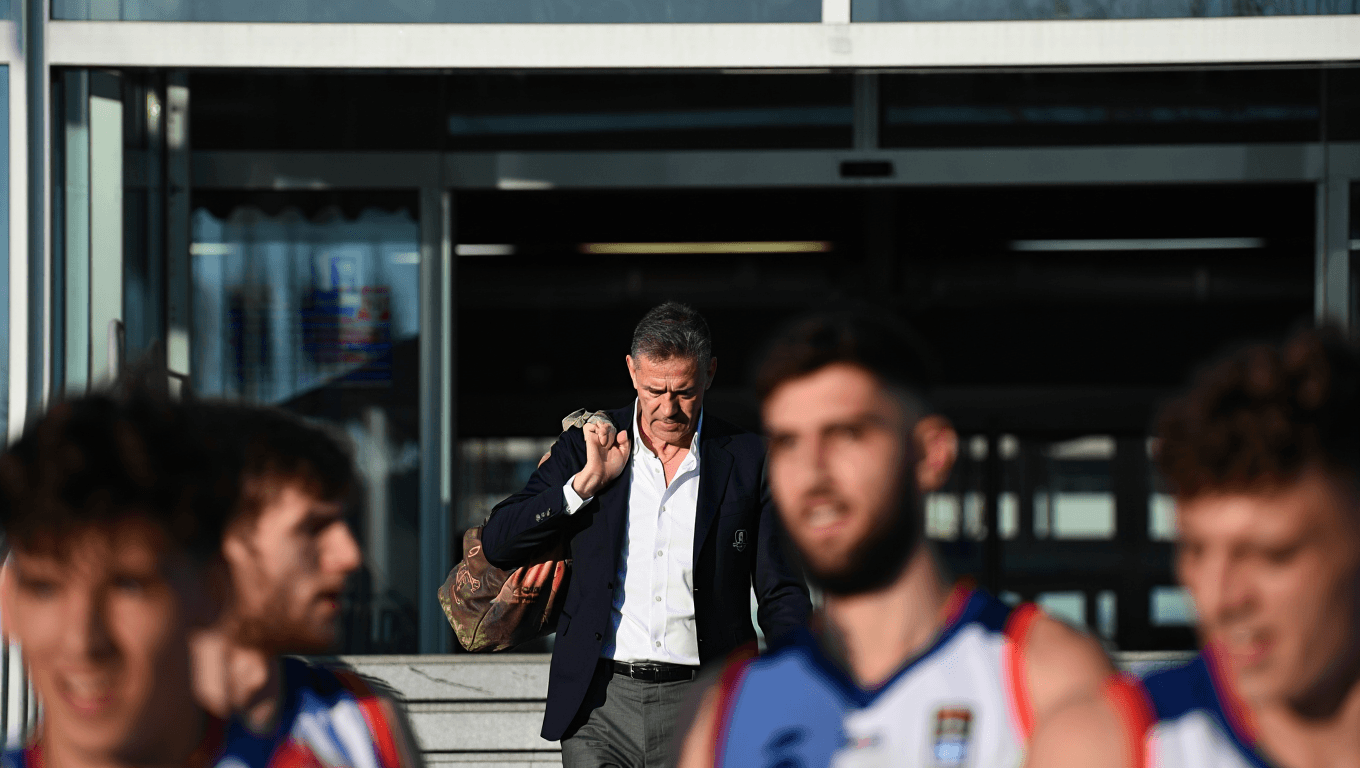 Allenatore lascia a fine stagione: addio a sorpresa scuote la squadra