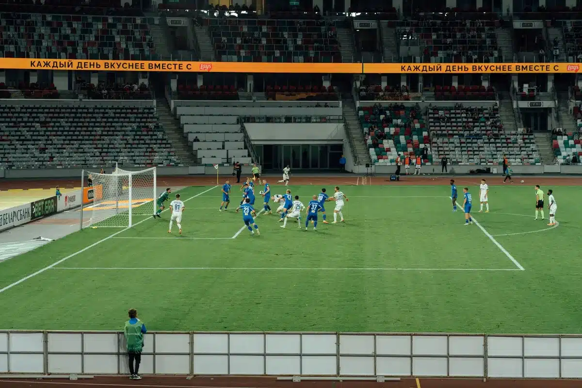 Momento di inizio di una partita di calcio con lo stadio pieno e il tabellone luminoso