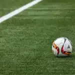 Stadio di calcio vuoto prima dell'inizio della partita con illuminazione notturna