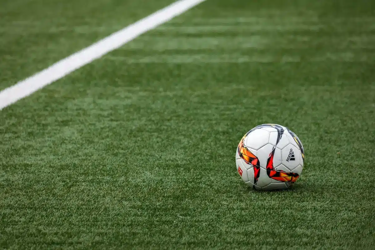 Stadio di calcio vuoto prima dell'inizio della partita con illuminazione notturna