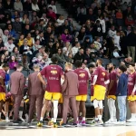 Spettatori entusiasti in un'arena moderna durante una partita di basket