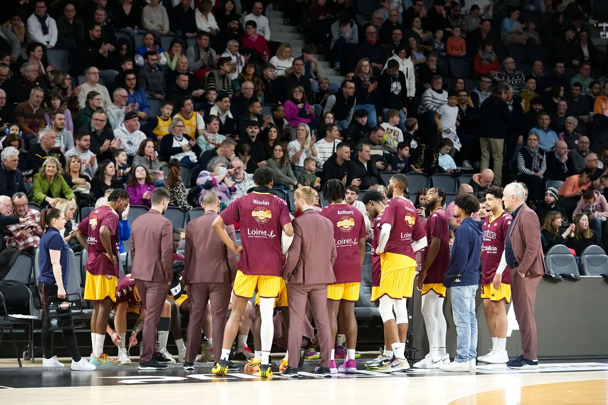 Spettatori entusiasti in un'arena moderna durante una partita di basket