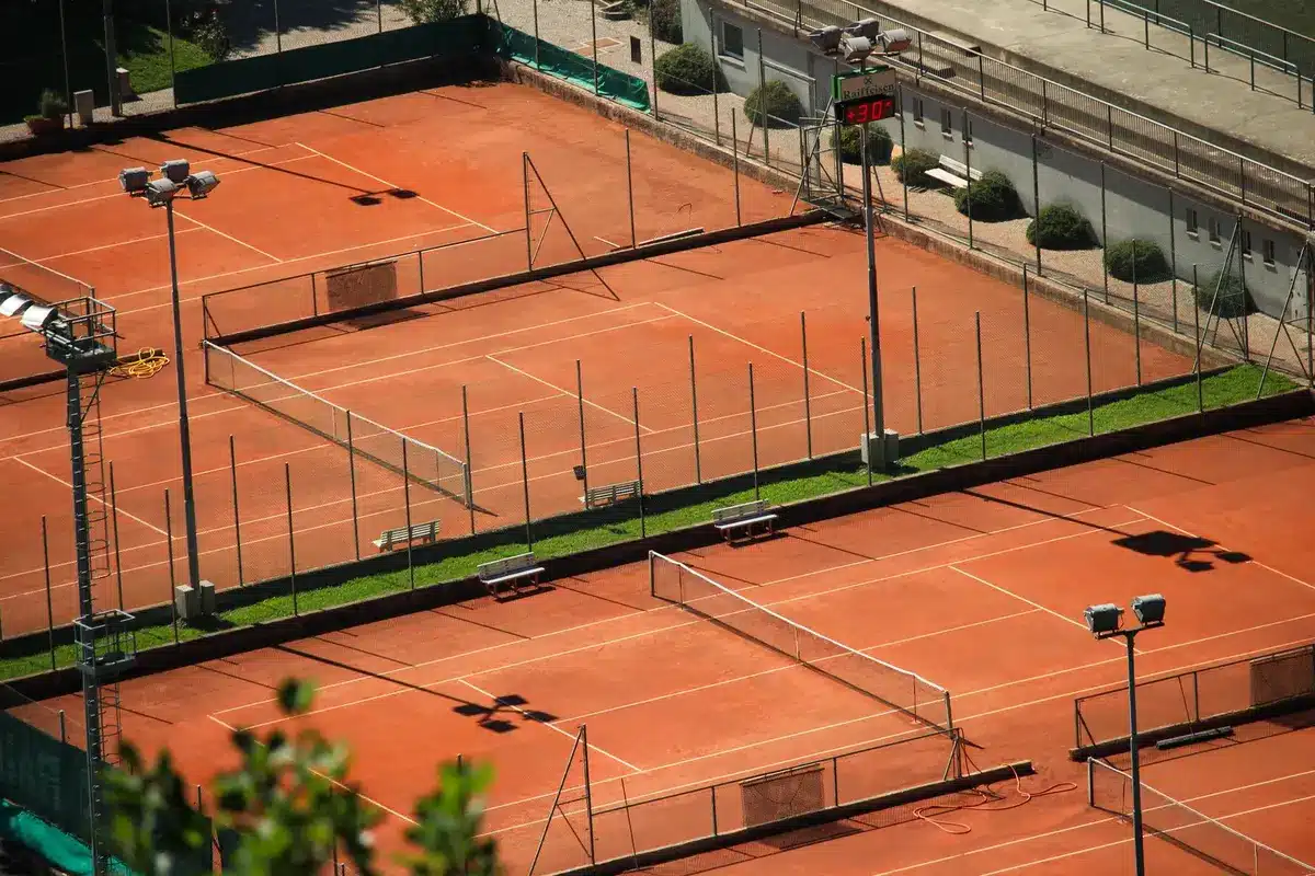 Campo centrale di un torneo ATP con spettatori e giocatori pronti per la partita