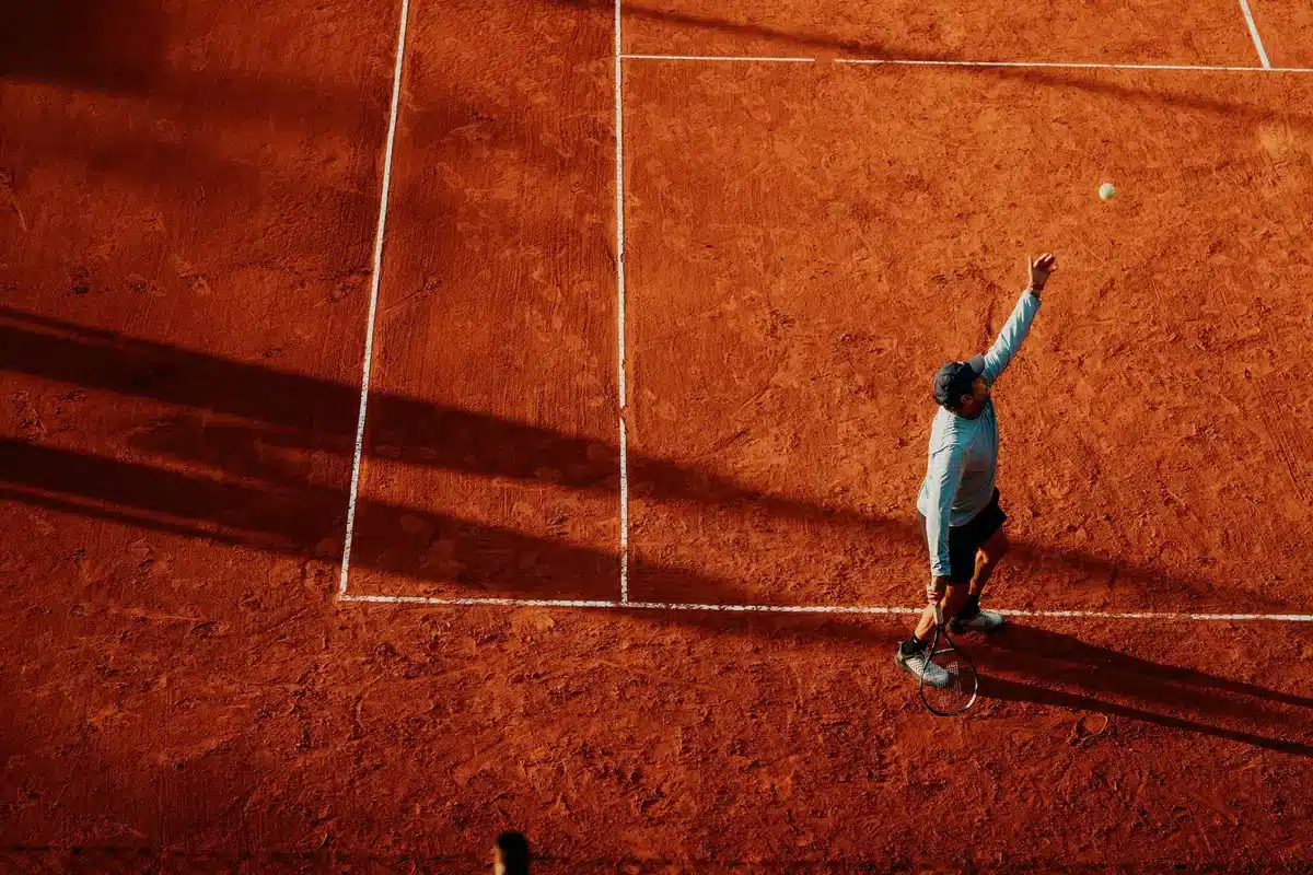 Un giocatore di tennis in azione durante un match importante