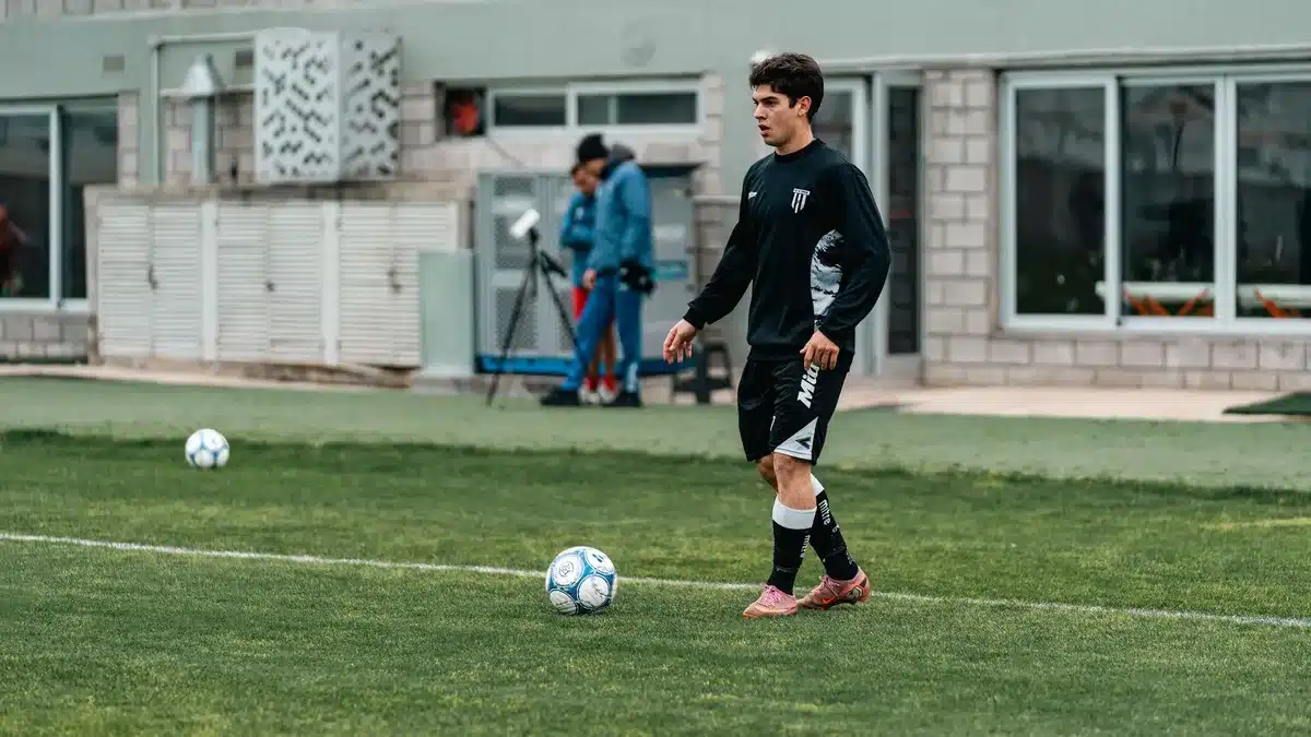 Giovane calciatore durante allenamento in accademia calcistica