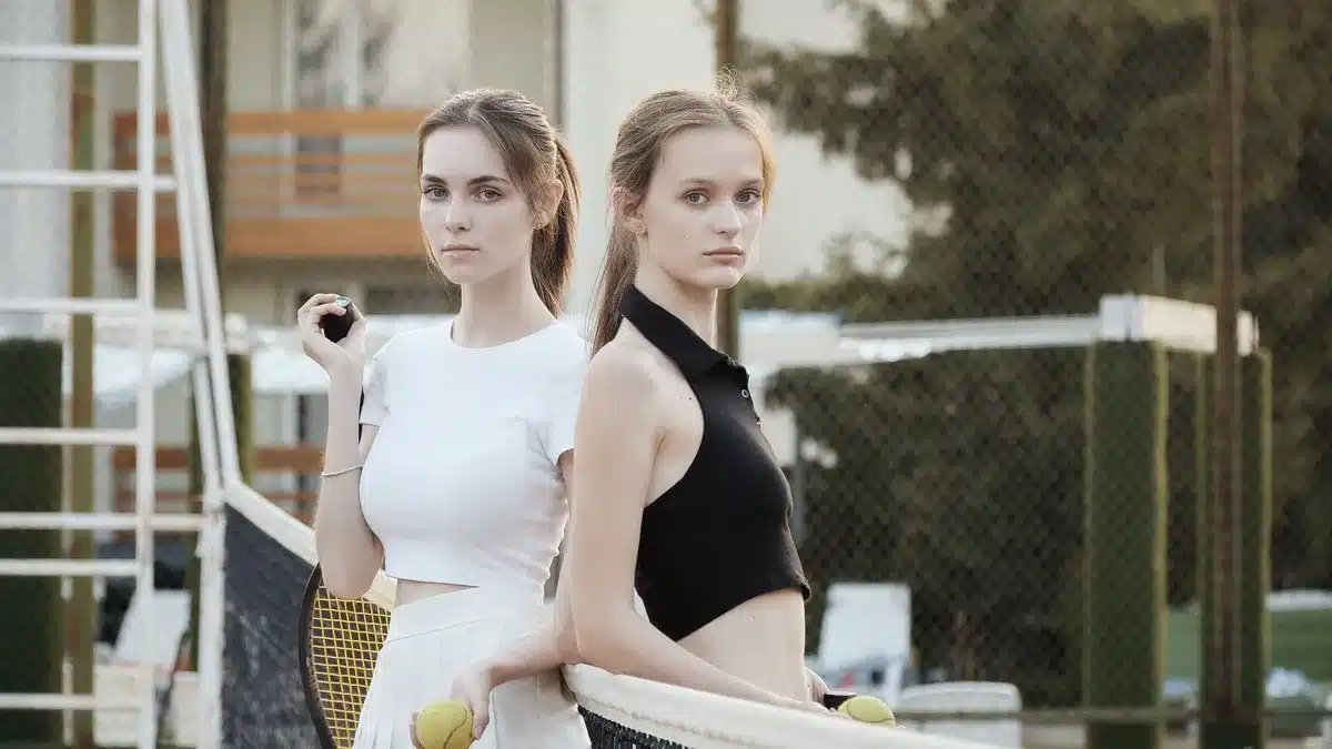 Giocatrici di tennis in azione durante una partita di torneo