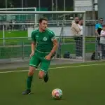 Calciatore in allenamento durante una sessione di lavoro in campo