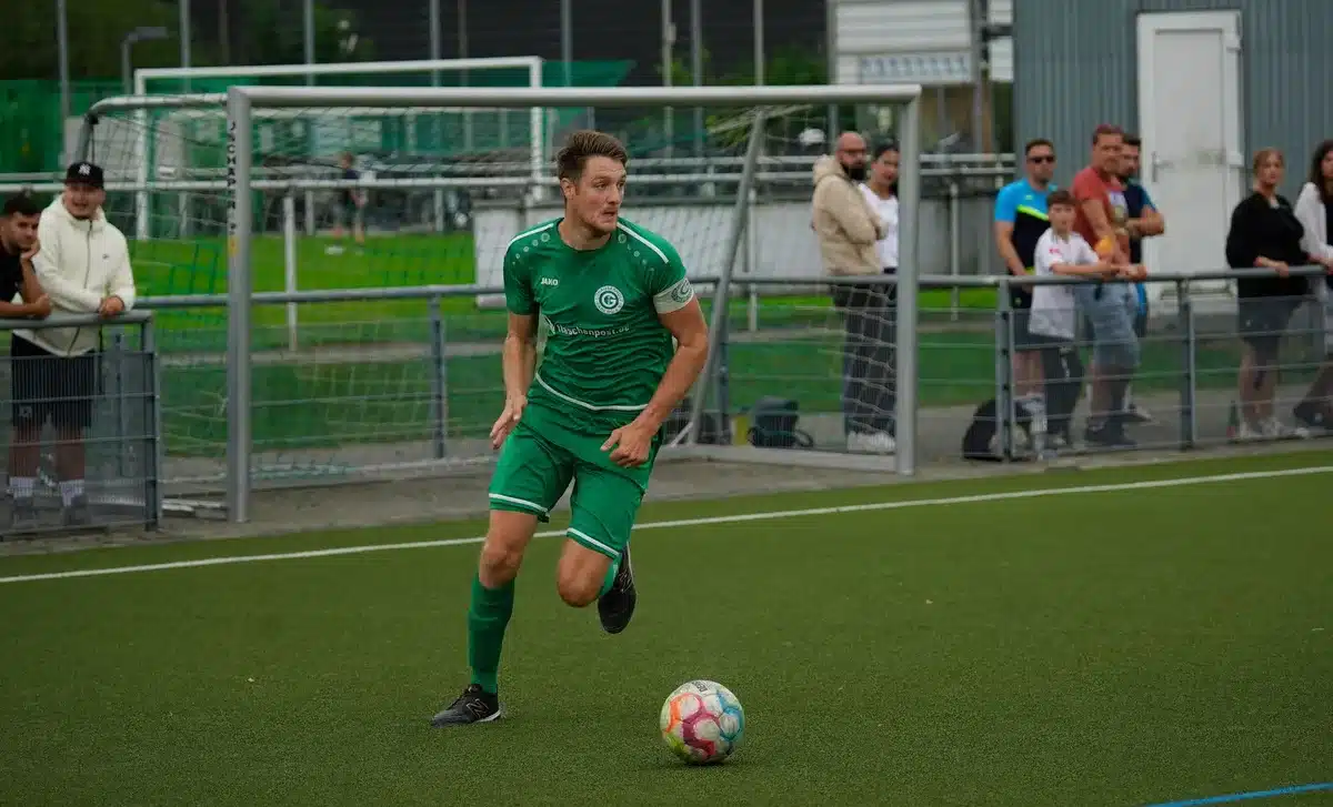 Calciatore in allenamento durante una sessione di lavoro in campo