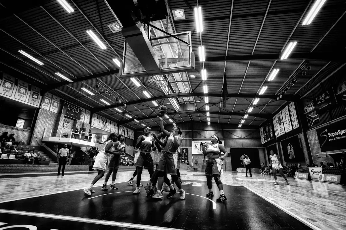 Giocatore di basket che salta per il rimbalzo durante una partita