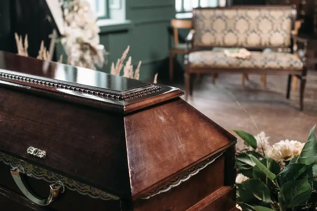 Cappella funebre con fiori e candele in una chiesa
