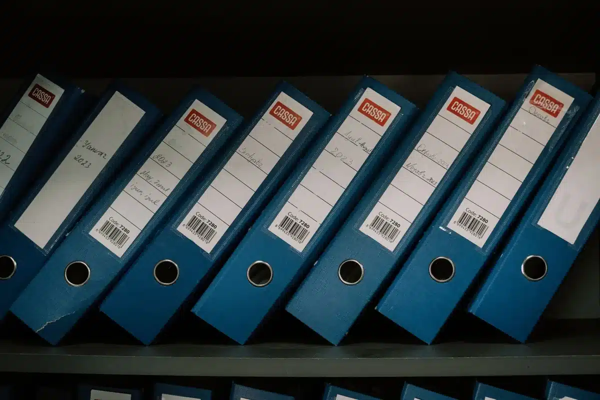 Documenti d'archivio e cartelle storiche conservate in un archivio