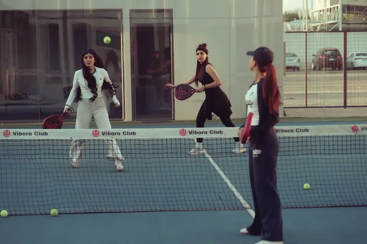 Due giocatrici di doppio miste in azione durante una finale WTA su campo in cemento