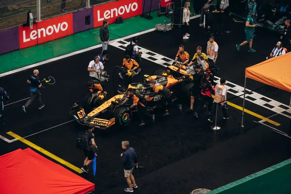Auto Ferrari in pit stop con scelte strategiche tattiche in corso