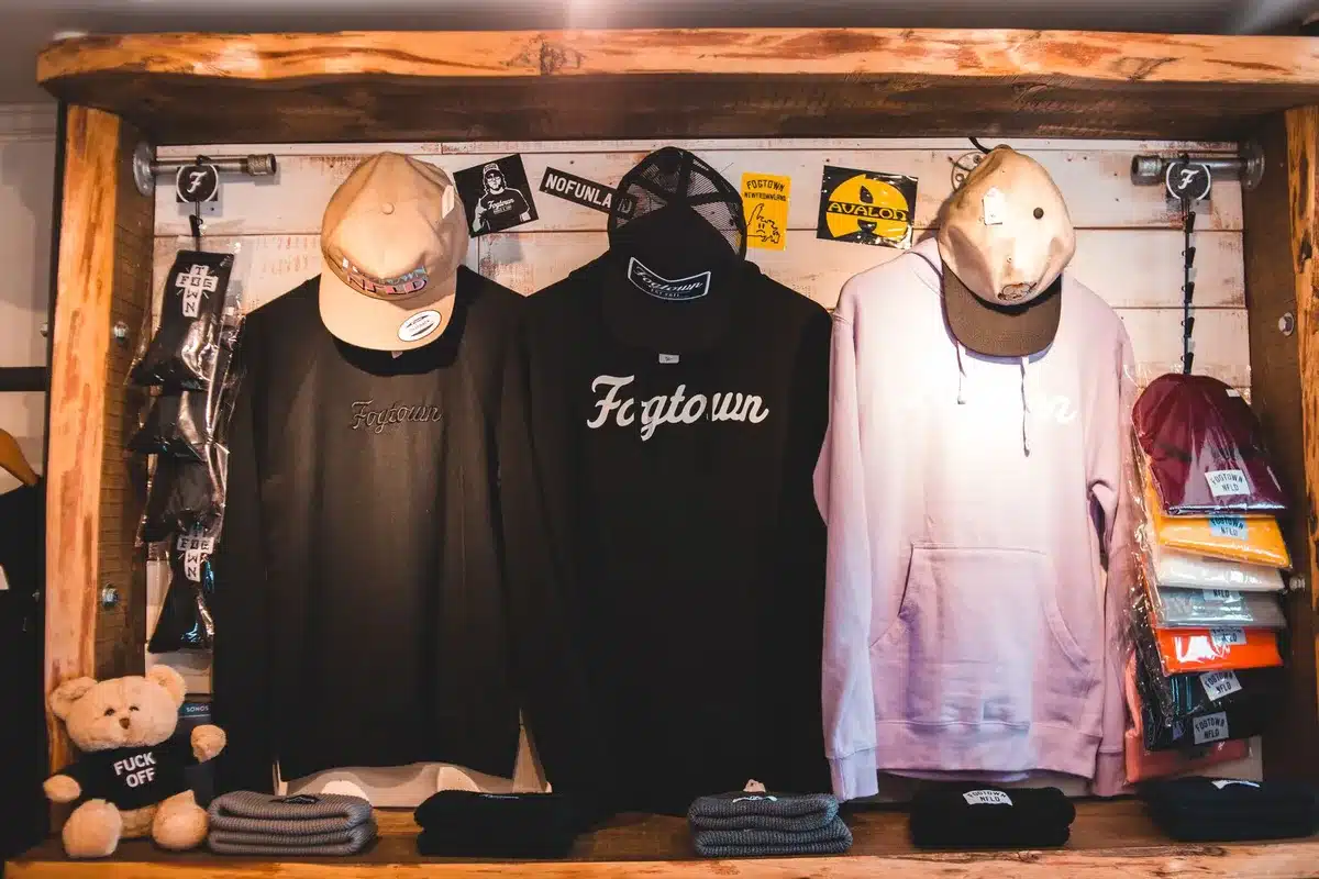 Espositore di merchandising ufficiale con abbigliamento, gadget e collezionabili della partnership F1-Disney