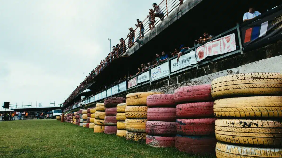 Famiglie e bambini partecipano a uno show tematico in un ambiente di paddock motorsport