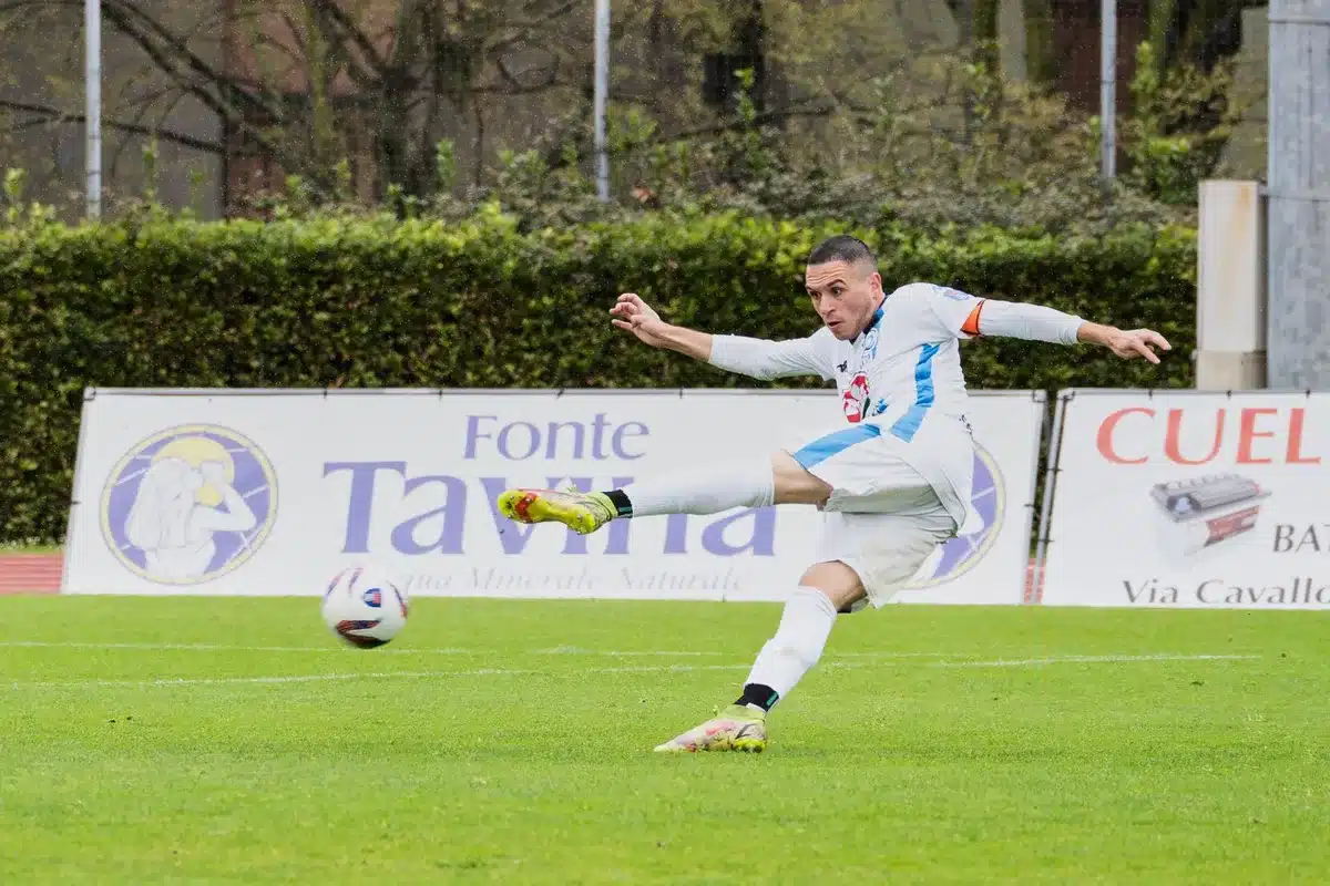 Giovane calciatore durante l'allenamento in Serie B